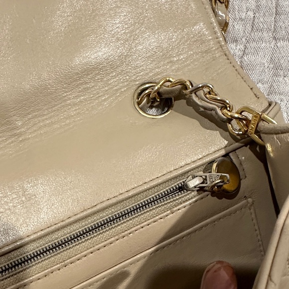 CHANEL Beige Quilted Shoulder Bag with Gold Chain - Picture 9 of 16